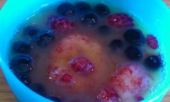Putt bær(gjerne frosne) i juice-isen! Da blir den enda bedre og enda sunnere!